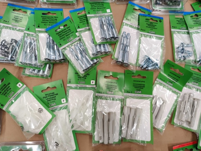 1578367-10 Sortiment med Skruv, Expander, Gipsankare, Plugg m.m, Essve