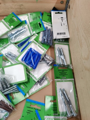 1578367-14 Sortiment med Skruv, Expander, Gipsankare, Plugg m.m, Essve