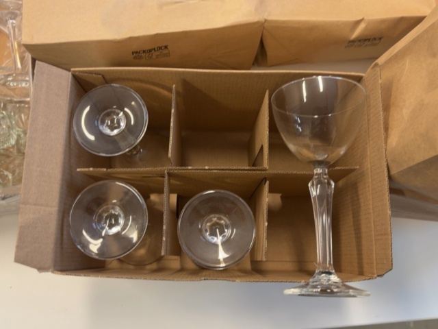 1308594-6 Samling med diverse drycksglas