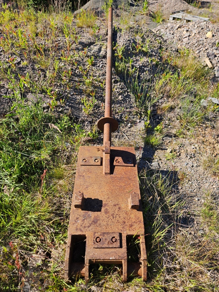 1368417-1 Kabelspjut / trumhållare