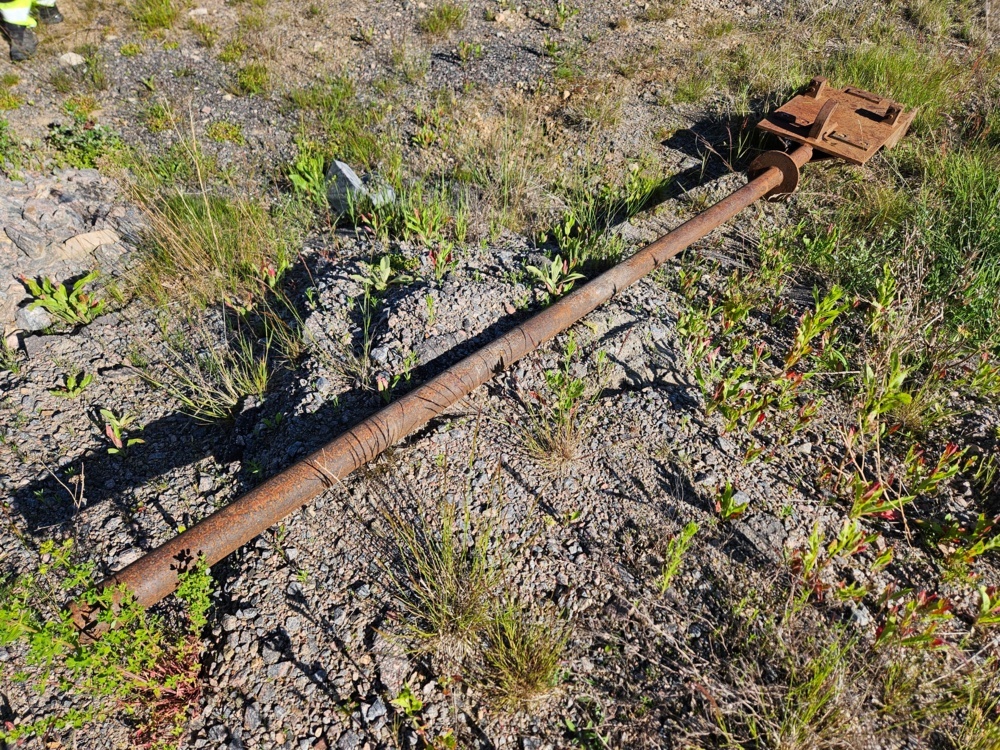 1368417-2 Kabelspjut / trumhållare