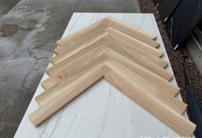 1578539-2 Massivt fiskbensparkett i Ek, 108 kvm, 16x70x340mm