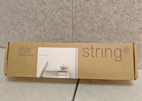 Vägghylla - String Pocket Ash/White (Ny i förpackning)