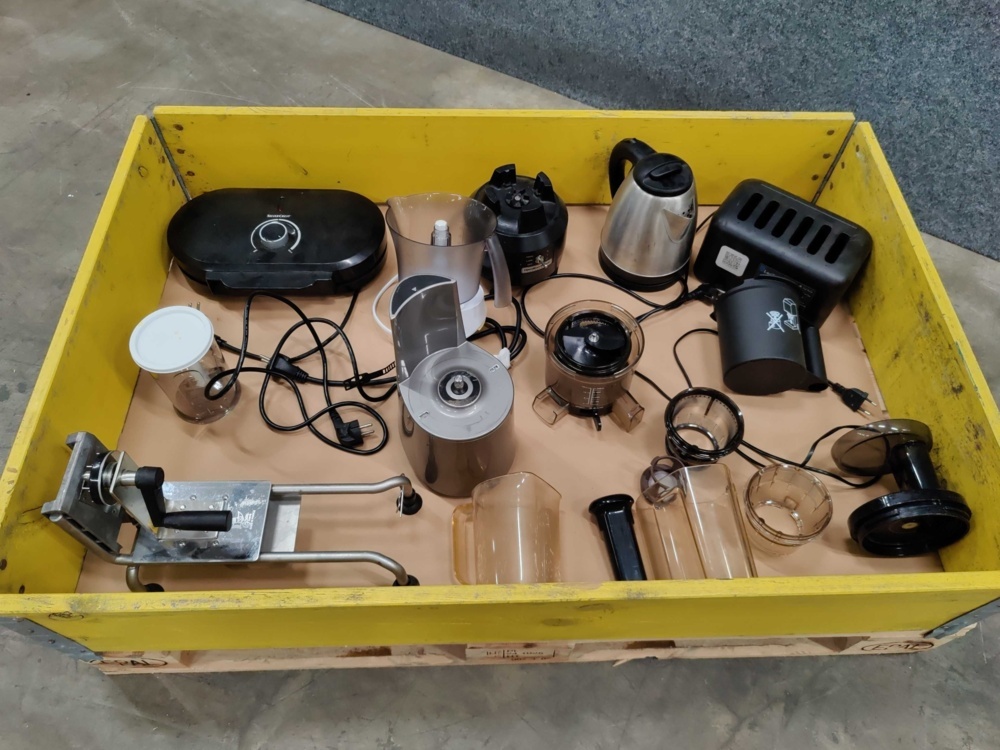 1578330-2 Assortment of kitchen appliances