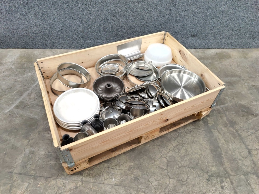 1578334-1 Assortment of kitchen utensils and household items
