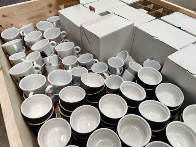 1578335-4 Sortiment med kaffekoppar och glas