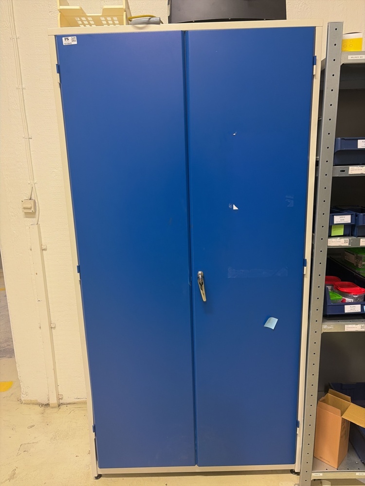 1573643-2 Förvaringsskåp med innehåll
