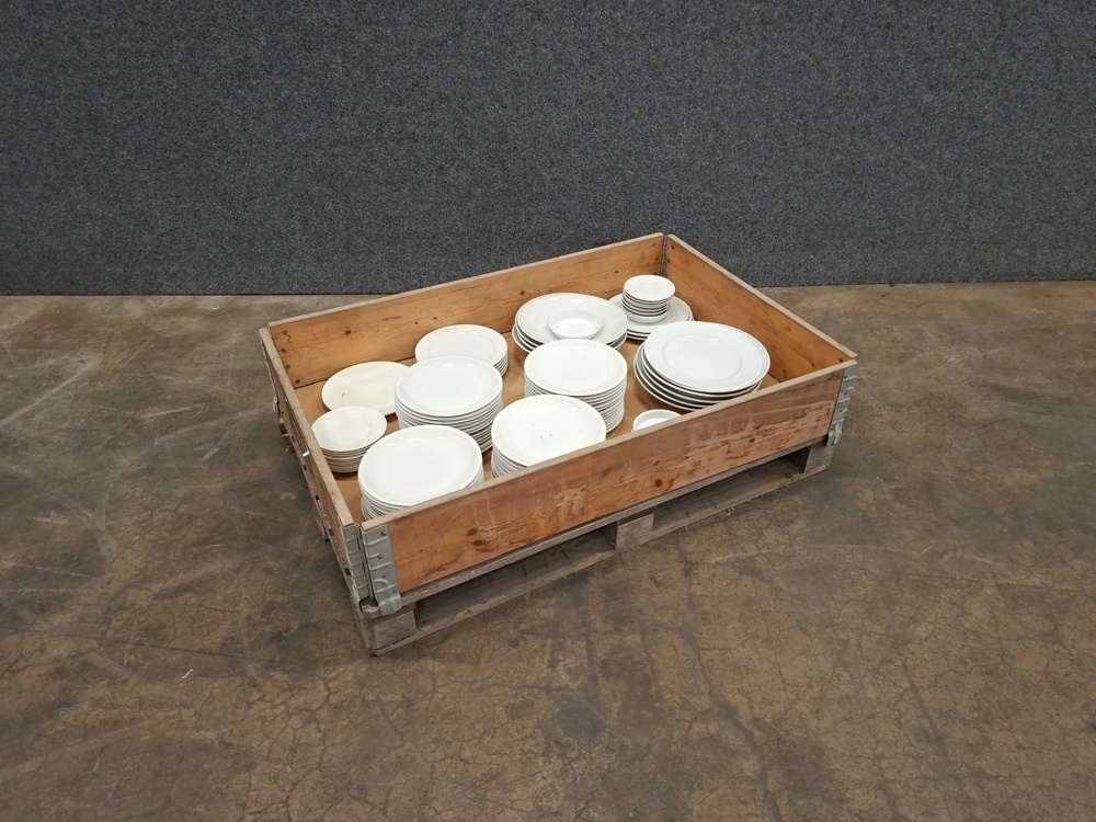 1578340-1 Assortment of plates & bowls