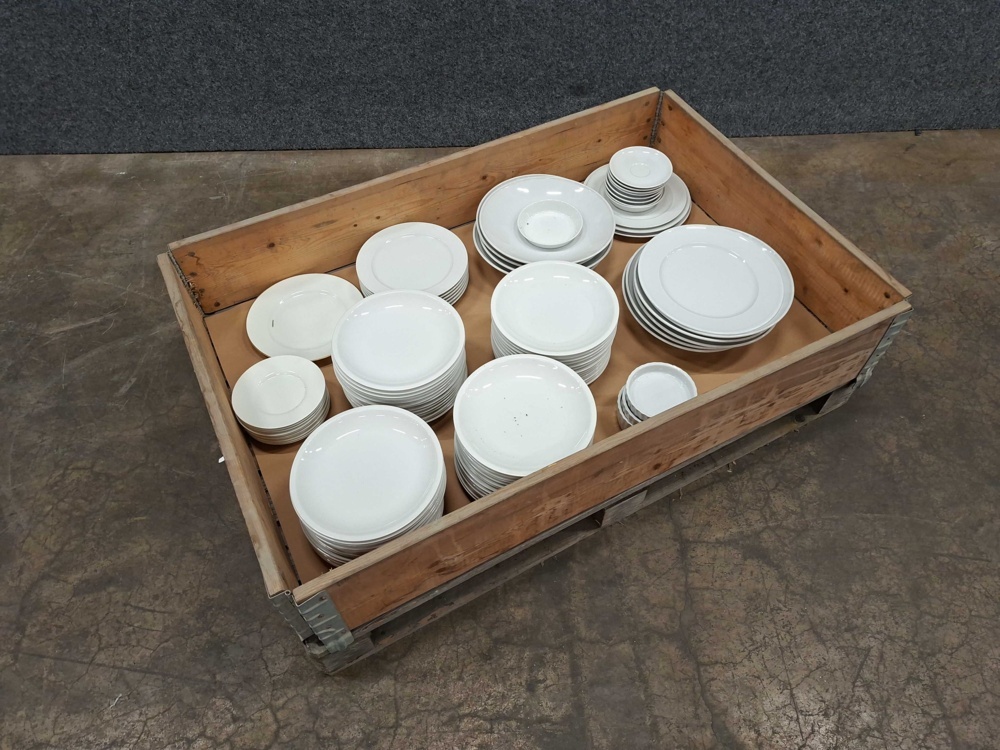 1578340-2 Assortment of plates & bowls
