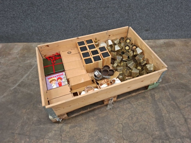 1578341-1 Sortiment med köksutensilier och husgeråd