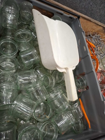 1578346-3 Sortiment med glasbrukar m.m.