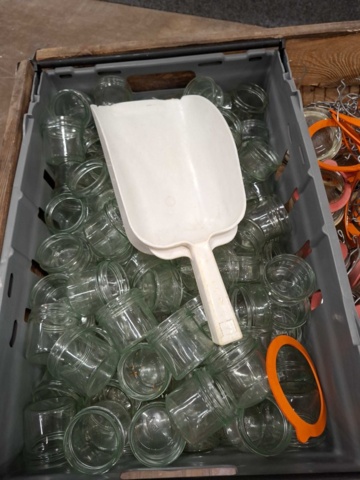 1578346-4 Sortiment med glasbrukar m.m.