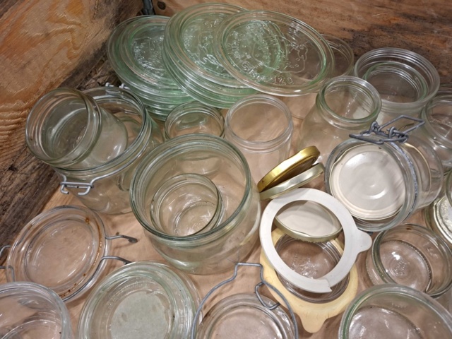 1578346-10 Sortiment med glasbrukar m.m.