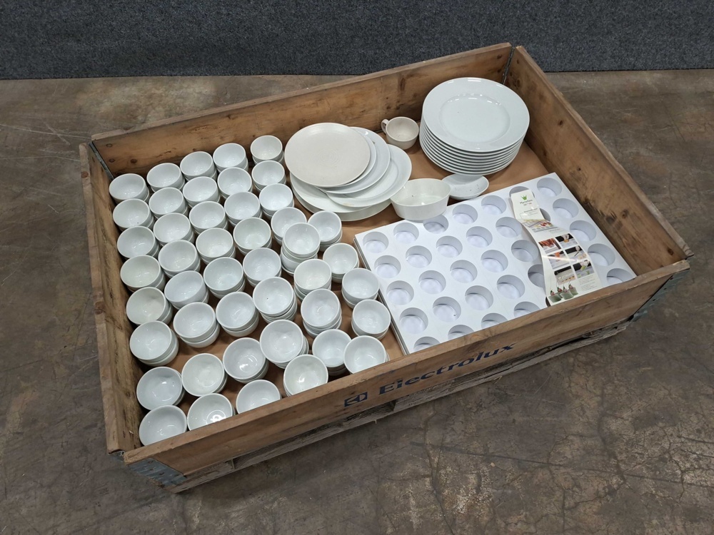 1578347-2 Assortment of bowls & plates