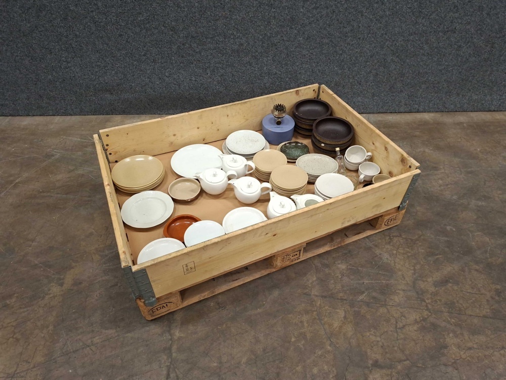 1578775-1 Assortment of plates, bowls, jugs & decorations