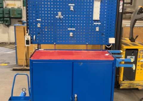 Workbench with cabinets and drawers and hydraulic lifting table