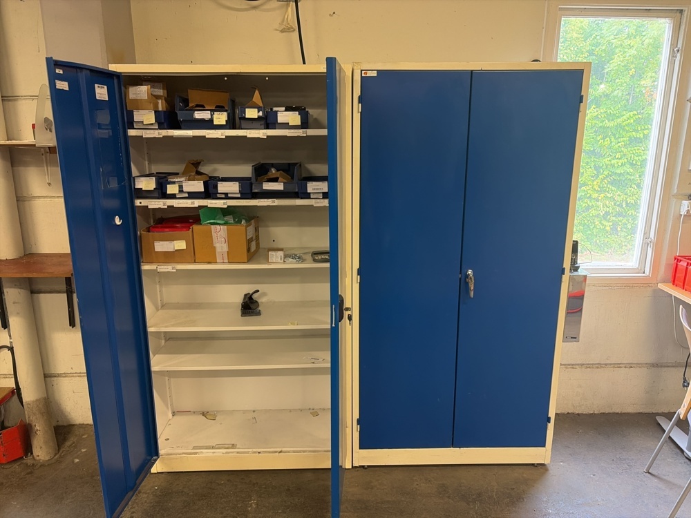 1573650-1 Plåtskåp 2 st med innehåll