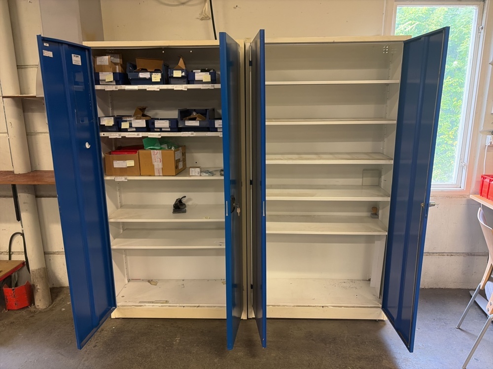 1573650-2 Plåtskåp 2 st med innehåll
