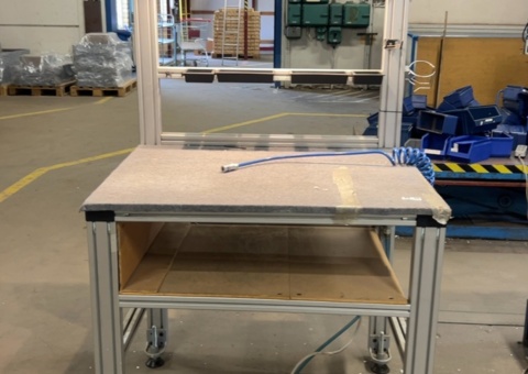 Workbench with electrical outlet and compressed air - TEKA