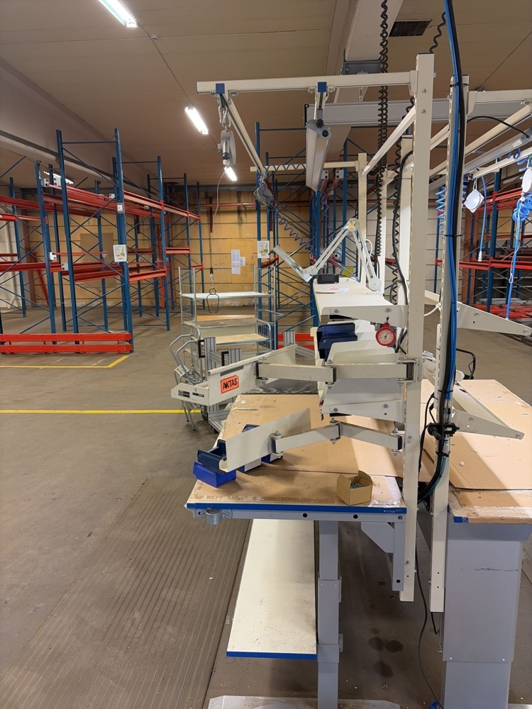 1573662-2 Höj- och sänkbar arbetsbänk med tillbehör - LINAK