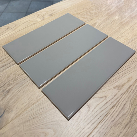 1563341-1 Greenish-gray tile with a glossy surface. Size: 9.8x29.8 cm