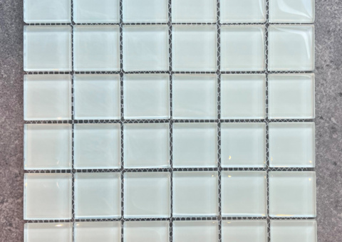 Vit glasmosaik med blank yta. Storlek: 4,7x4,7 cm
