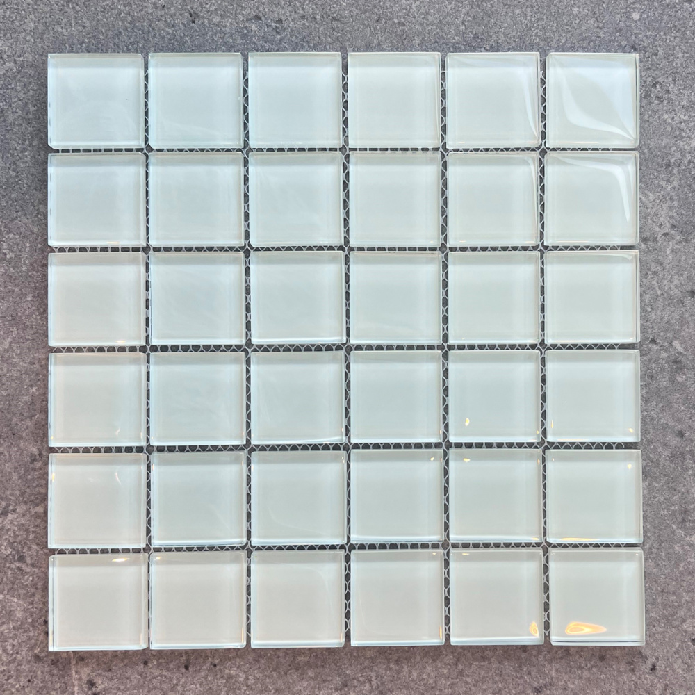 1563354-1 Vit glasmosaik med blank yta. Storlek: 4,7x4,7 cm