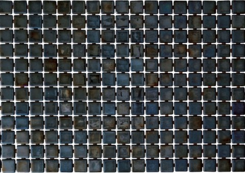 Svart mosaik med skimrande ”olje-effekt”. Arkstorlek: 49x31 cm