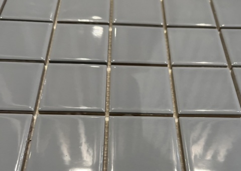 Grå mosaik med blank yta. Arkstorlek: 29,8x29,8 cm