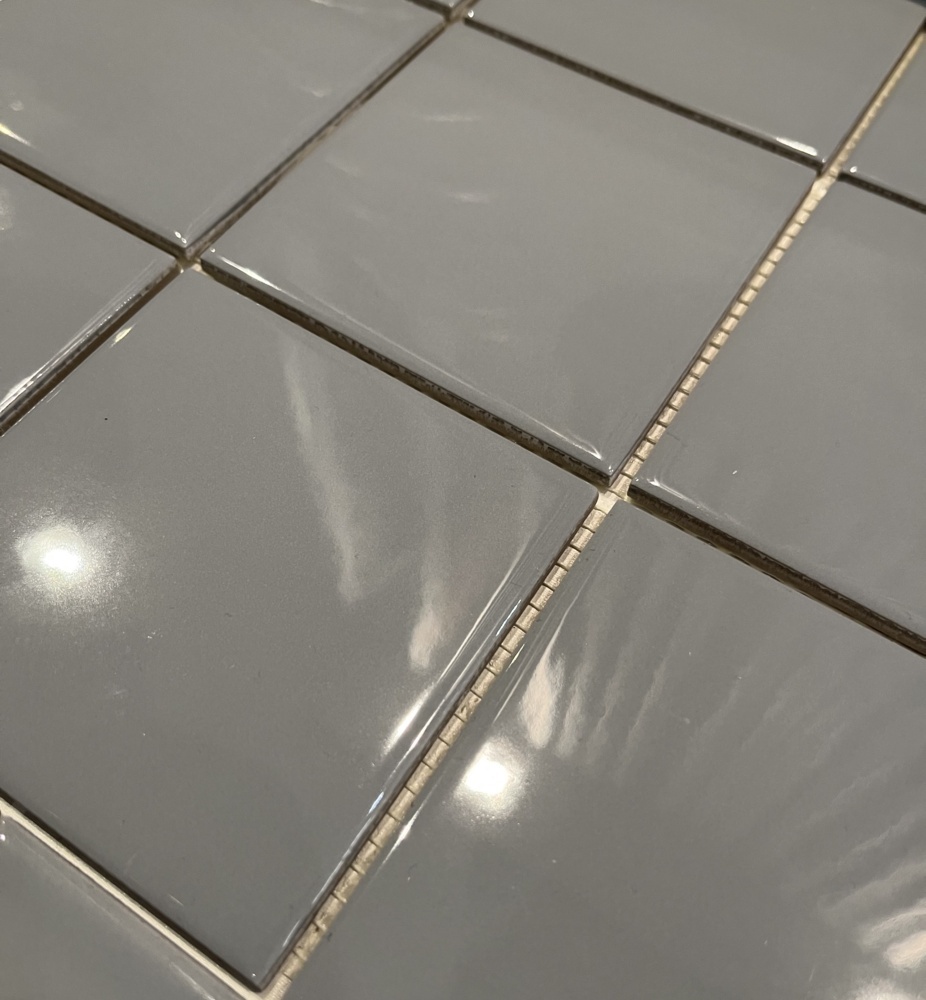 1563371-1 Grå blank klinker på nät. Arkstorlek: 29,7x29,7 cm