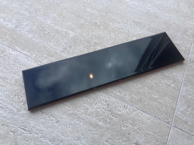 1563383-2 Långsmalt svart kakel med blank yta. Storlek: 10x40 cm