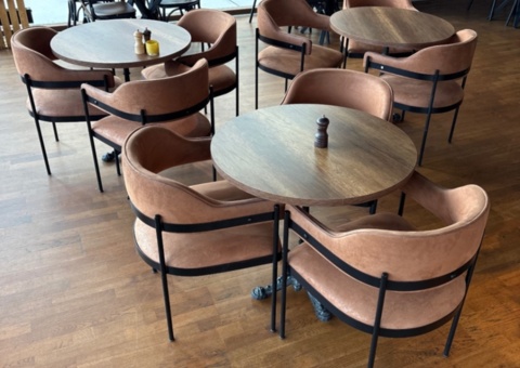 Restaurangmöblemang med 3 runda bord och 12 stolar