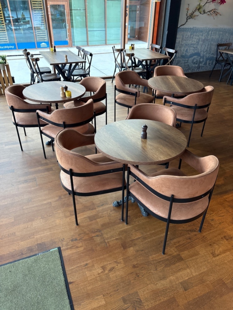1536027-1 Restaurant furniture with 3 round tables and 12 chairs