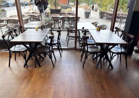 Parti med restaurangmöbler - 20 st bord och 65 st stolar