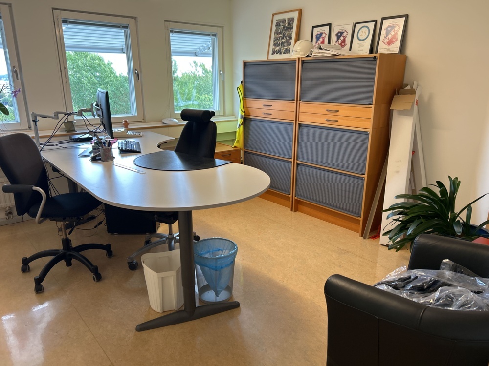 1544886-1 Office space - Desks, screens, chairs, etc.
