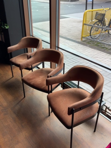 1536027-6 Restaurant furniture with 3 round tables and 12 chairs