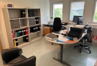 1544887 Office space - Desk, armchair, screens, etc.