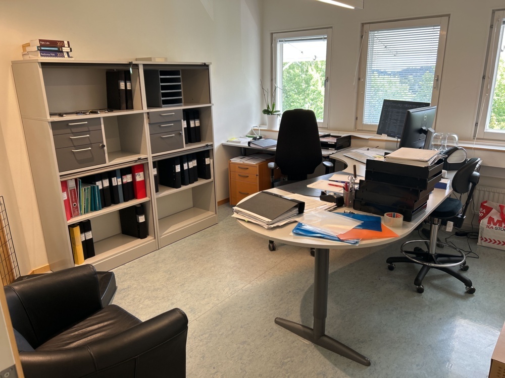 1544887-1 Office space - Desk, armchair, screens, etc.