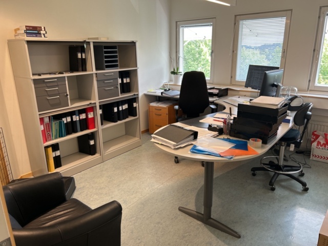 1544887-1 Office space - Desk, armchair, screens, etc.