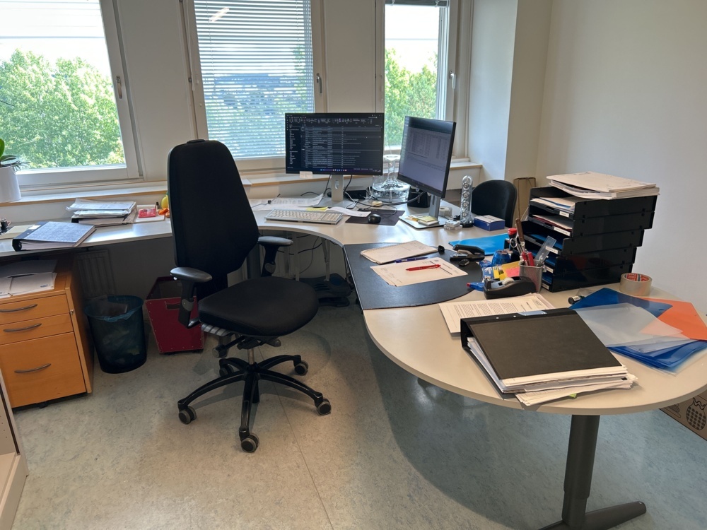 1544887-2 Office space - Desk, armchair, screens, etc.
