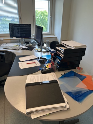 1544887-5 Office space - Desk, armchair, screens, etc.