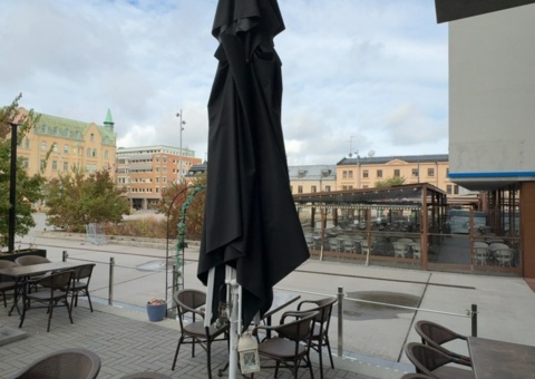 Parasoll för uteservering