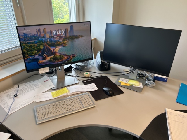 1544887-6 Office space - Desk, armchair, screens, etc.