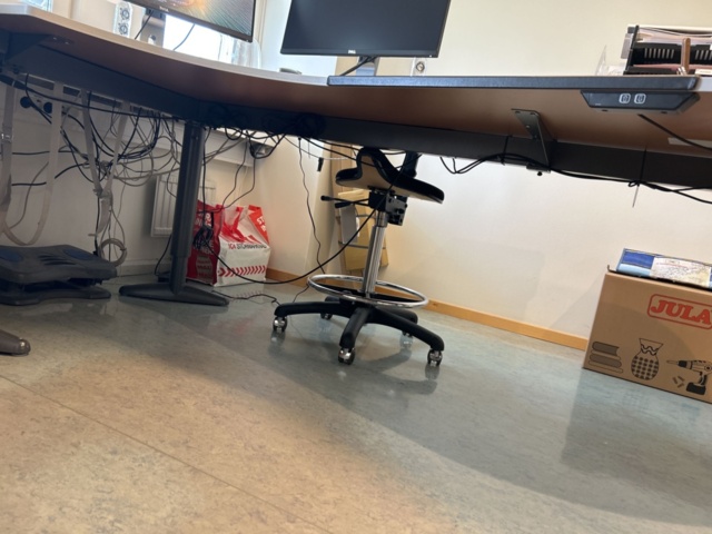 1544887-7 Office space - Desk, armchair, screens, etc.