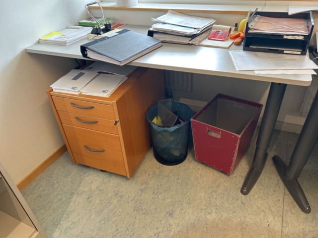 1544887-21 Office space - Desk, armchair, screens, etc.