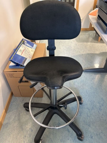 1544887-31 Office space - Desk, armchair, screens, etc.