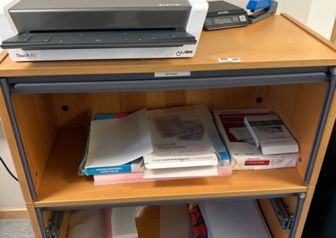 Byrå med innehåll - Lamineringsmaskin, våg, m.m.