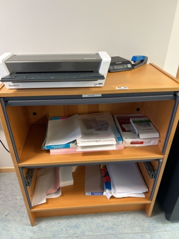 Byrå med innehåll - Lamineringsmaskin, våg, m.m. på auktion i Stockholm, Sollentuna hos PS Auction