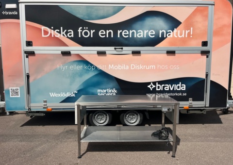 Begagnad elektrisk höj- och sänkbar rostfri bänk med fotpedal.
