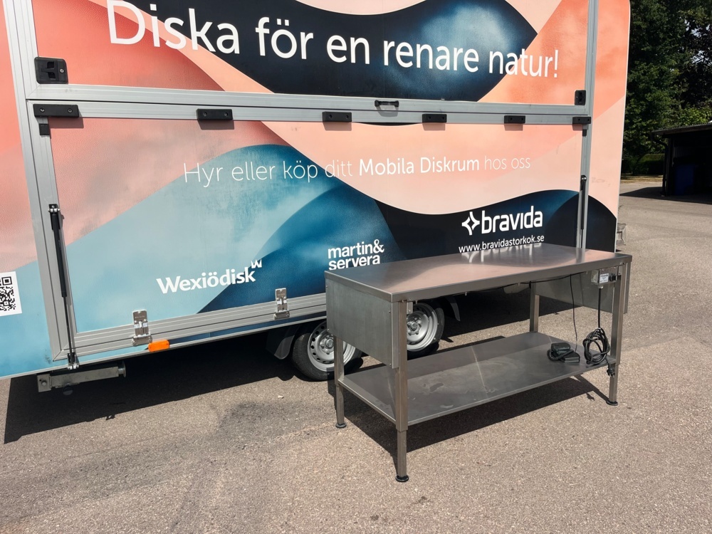 1436536-2 Begagnad elektrisk höj- och sänkbar rostfri bänk med fotpedal.